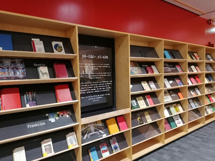 Bildet viser en lang bokhylle med flere bøker